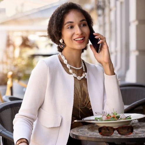 Una hermosa mujer mexicana con una minifalda verde.